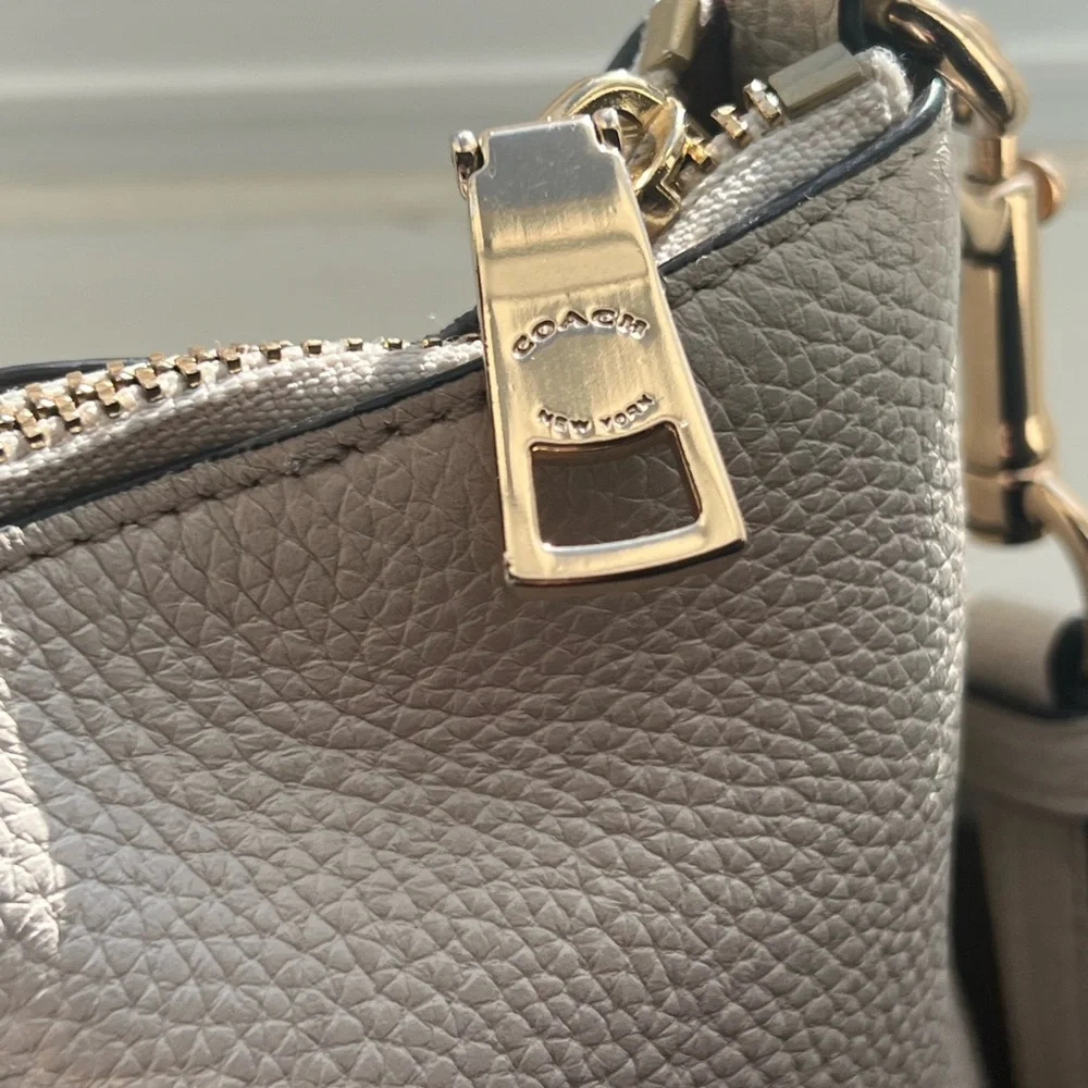 Coach ‼️‼️LIKE NEW ‼️‼️‼️pebbled leather Cream Crossbody Bag with Straps♥️♥️♥️ - Picture 4 of 17